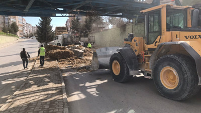 Saman balyası yüklü tır demiryolu geçidine çarptı