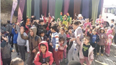 Devlet tiyatrosu çocuklar için deprem bölgesinde