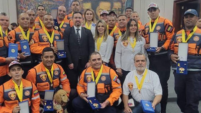 Maduro'dan Türkiye'de arama kurtarma çalışmalarına katılan ekibe madalya