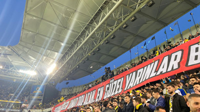 Fenerbahçe taraftarı atkılarını depremzedeler için sahaya attı