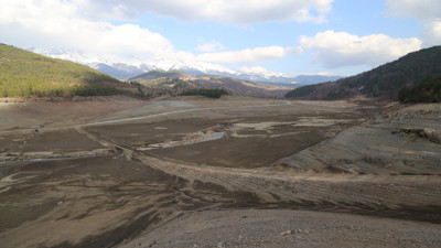 60 milyon metreküp su kapasiteli baraj tamamen kurudu. Bir şehrin içme suyu kaynağıydı