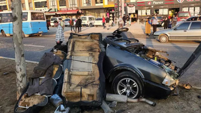 Refüje çarpan araç ikiye bölündü