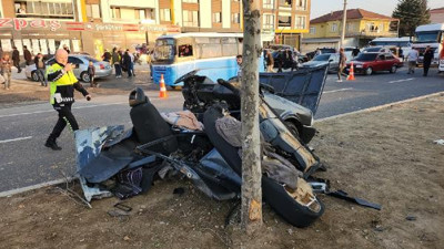 Makas atan otomobil refüje çarpıp ikiye bölündü