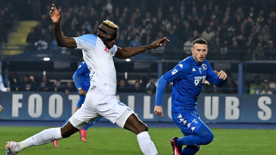 Napoli 10 kişiyle kazandı. Osimhen fırtınası