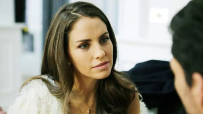 Aslı Tandoğan depremzede çiftin nikah şahitliğini yaptı. Ünlü oyuncu günlerdir afet bölgesinde yaraları sarmaya çalışıyor