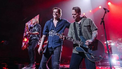 Toten Hosen müzik grubundan depremzedeler için yardım konseri. Biletler 1 saat içinde tükendi.Konseri 10 bin kişi izledi