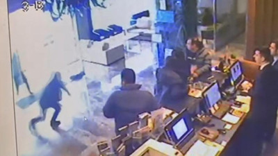 Otel lobisinde silahlı saldırı! O anlar saniye saniye kamerada