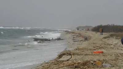 İtalya açıklarında göçmenleri taşıyan tekne battı. en az 33 ölü var
