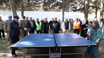 Bakan Akar depremzede çocuklarla masa tesini oynadı