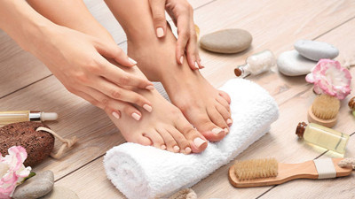 Topuk çatlaklarına ne iyi gelir? Ayak bakımı nasıl yapılır?