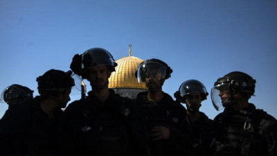 Fanatik Yahudiler İsrail polisi korumasında Mescid-i Aksa'ya baskın düzenledi