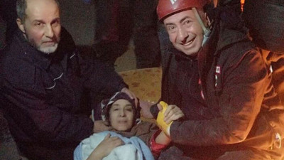 Enkaz altındaki kadını saçını keserek kurtardı