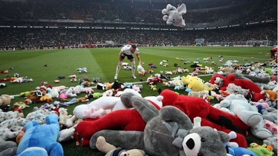 Devlet Bahçeli Beşiktaş Çarşı Grubu'nu yere göğe sığdıramadığı paylaşım yapmış. Arşivden çıkartıllar