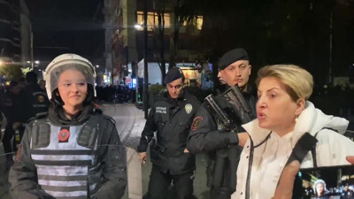 Kızılay’ın protesto edilmesini engellemek isteyen polislere vatandaştan tepki: Onlar senin de haklarını savunuyorlar