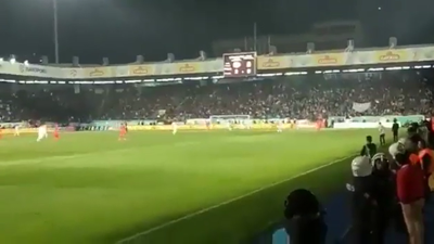 Hani futbolda siyaset istemiyordunuz: İzmir Marşı’na bakın hangi tezahüratla karşılık verdiler