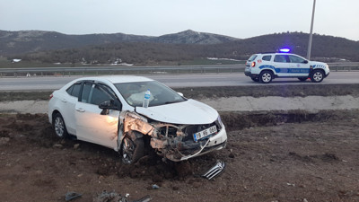 Tırla çarpışan otomobildeki aynı aileden 3 kişi yaralandı