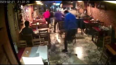 İzmir’deki depremde herkes kaçıştı, o yerinden kıpırdamadı