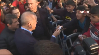 Erdoğan depremzedelere bayrammış gibi para dağıttı