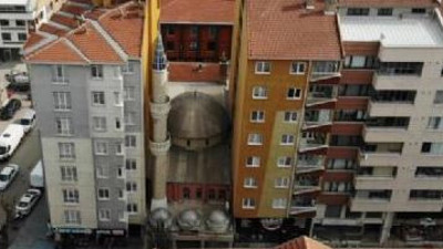 Cami 2 apartmanın arasında sıkıştı