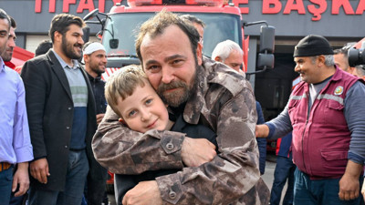 Al Sancak ve Gönül Dağı dizisi oyuncuları deprem bölgesinde