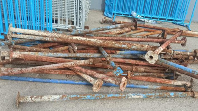 Öğrenci yurdunun inşaatından demir çalarken yakalandılar