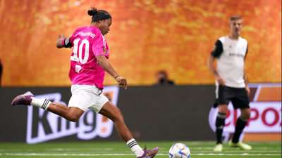 Futbol dünyasını heyecanlandıran haber. Ronaldinho futbola geri döndü