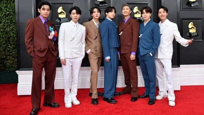 BTS üyelerinden biri daha askere gidiyor. 2 yıl askerlik yapacak