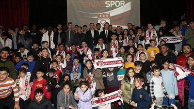 Rıza Çalımbay ve futbolcular depremzede çocuklarla buluştu