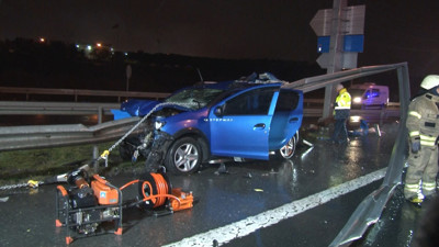 TEM Otoyolu'nda otomobil bariyere girdi: 1 ölü