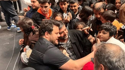 Eser Yenenler Ankara'da depremzedeler için sahneye çıktı. "Hayatımızın en anlamlı oyununu oynadık"