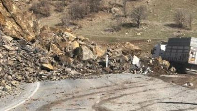 Dev kayalar yolu kapattı (01 Mart 2023)