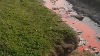 Kimyasal atık skandalı. Dere kırmızı akıyor