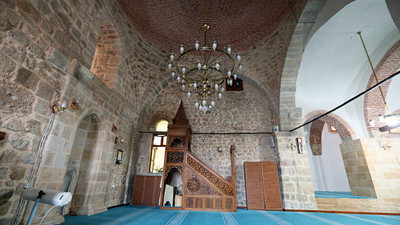 Hatay’da tarihi cami depremde ayakta kaldı