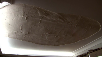 Altı aylık apartman dairesinin tavan alçısı üzerlerine düştü