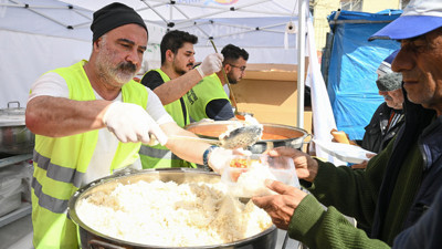 Erdal Bakkal da depremzedelerin yardımına koştu