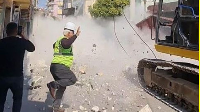 Kontrollü minare yıkımında işçi yaralandı