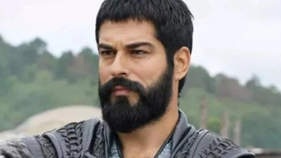 Burak Özçivit'in kız kardeşi güzelliği ile büyülüyor