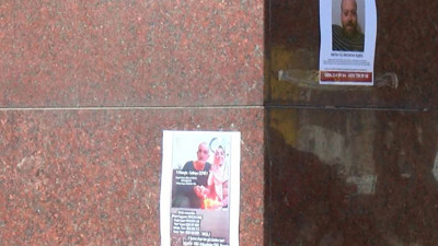 Deprem bölgesindeki duvarlarda kahreden fotoğraflar