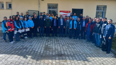 AKP İl Başkanı kurtarma görevlilerini toplayıp siyaset yaptı