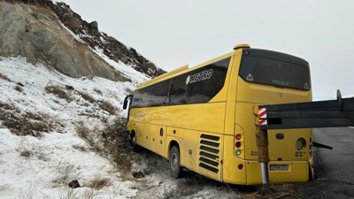 Otobüs dağa çarptı