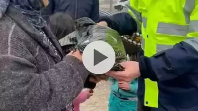 Çıplak ayaklı depremzede çocuklara photoshopla çorap giydirdi. Yazıklar olsun