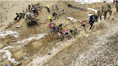 Van'da askeri araç devrildi: Yaralılar var (03 Mart 2023)