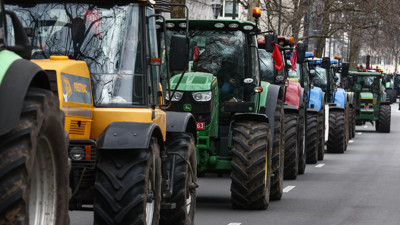 Brüksel'de çiftçilerden traktörlü protesto