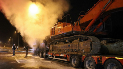 Deprem bölgesine iş makinası taşıyan TIR alevlere teslim oldu