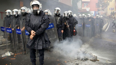 İnsanlar enkazda kurtarılmayı beklerken biber gazı almışlar. Bu haberi okuduğunuzda ‘Yok artık’ diyeceksiniz