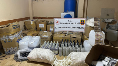 İstanbul'da kaçak alkol imalathanesine baskın: 3 bin 700 litre ele geçirildi