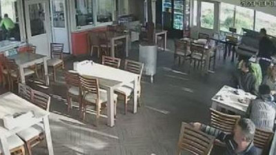 Herkes izledi o hamleyi yaptı. Trafik polisi hayat kurtardı