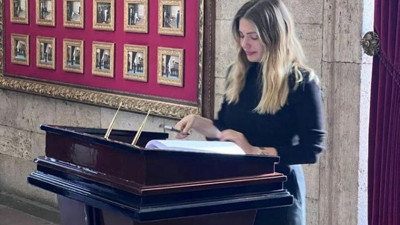 Eda Ece Anıtkabir'de gözyaşlarına boğulmuştu. ''Duygulanmayanda bir hata vardır''