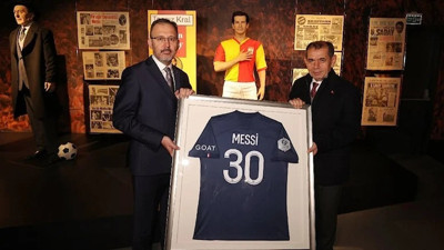 Messi'nin imzalı forması G.Saray'da: Depremzedeler için satılacak