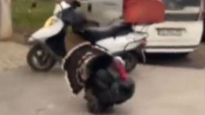 Motosikletine binmek isteyen kuryeye hindi engeli